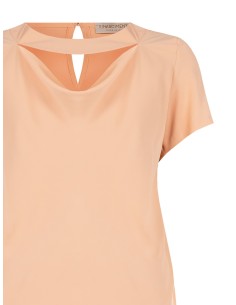 Blusa fluida curvy em cetim opaco com recorte Rinascimento Curvy 2