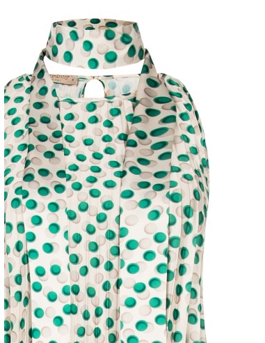 Vestido curto evasê em cetim plissado com longa echarpe coordenada Rinascimento