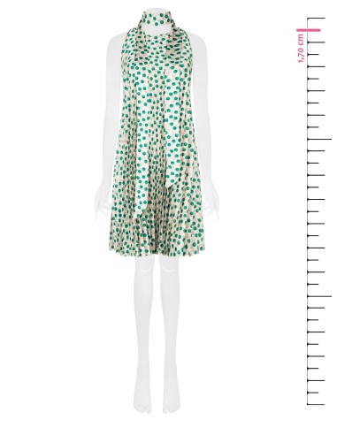 Vestido Curto Trapézio em Cetim Plissado com Longa Echarpe Coordenada Rinascimento