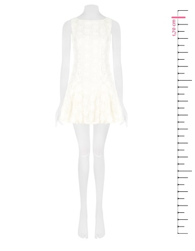 Vestido curto evasê coberto de rosas em tule com relevo Renascimento