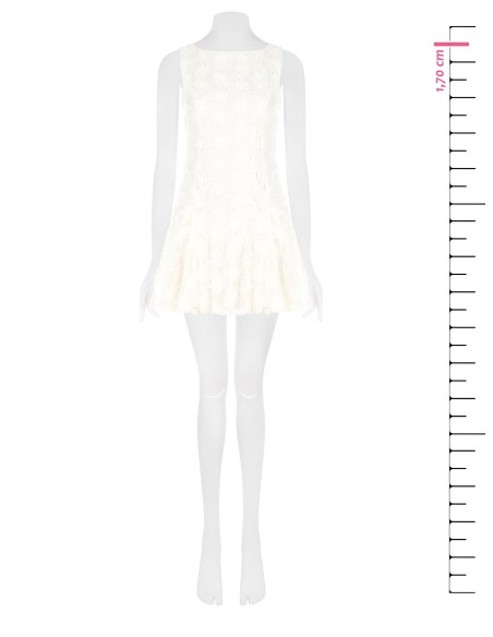 Vestido curto evasê coberto de rosas em tule com relevo Renascimento
