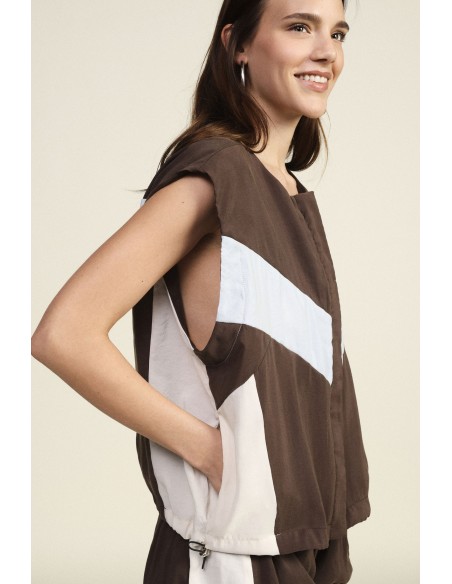 Gilet Curto com Motivo em Blocos e Cordão Dixie
