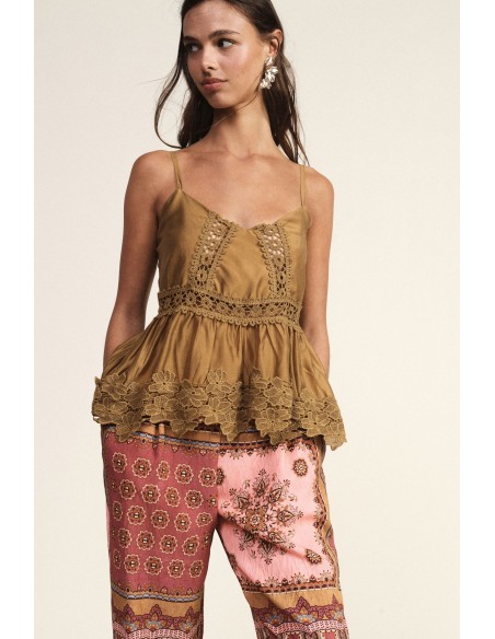 Top Con Alças Finas E Detalhes Em Renda Dixie