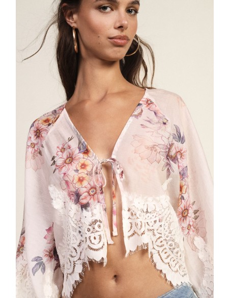 Blusa Ampla com Estampa Floral e Borda em Renda Dixie