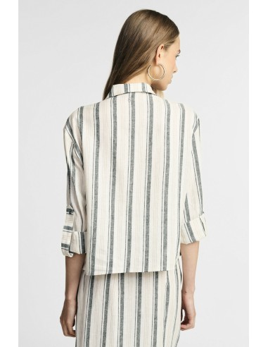 Camisa às riscas com bolsos frontais e mangas arregaçáveis, por favor