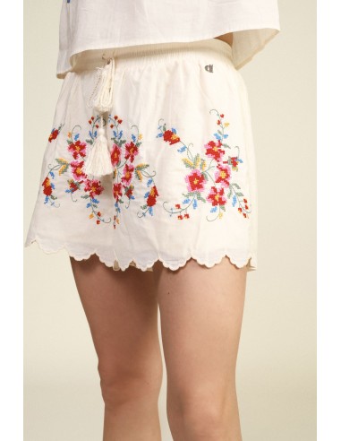 Shorts corte regular com bordado floral e bainha ondulada Dixie