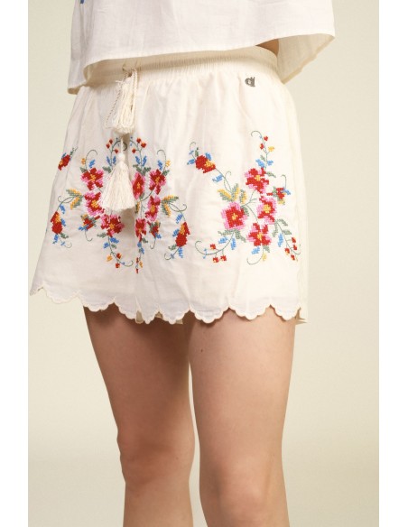 Shorts corte regular com bordado floral e bainha ondulada Dixie