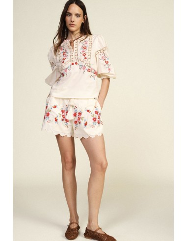 Shorts de corte regular com bordado floral e barra ondulada Dixie