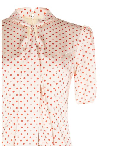 Vestido curto evasê em cetim às bolinhas com decote em V e lenço Rinascimento