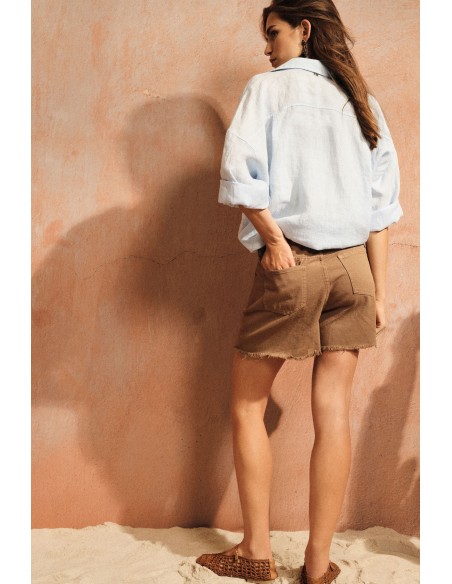 Shorts Corte Regular com Detalhes Desfiados e Bolsos Dixie