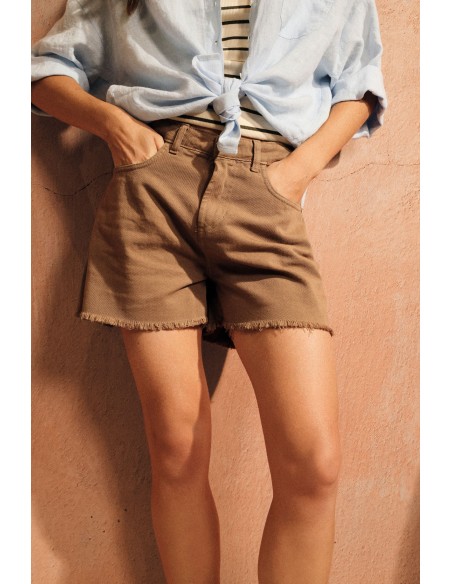 Shorts Corte Regular com Detalhes Desfiados e Bolsos Dixie