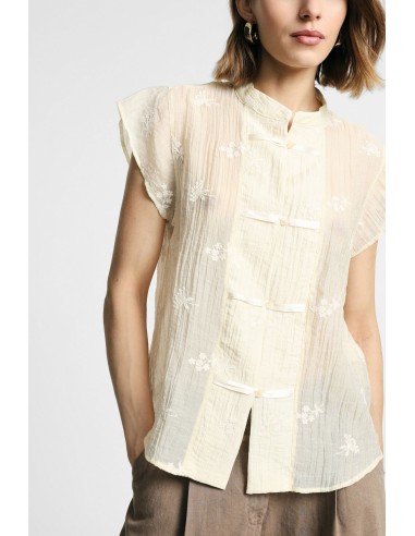 Camisa sem mangas com flores bordadas e fecho frontal por favor