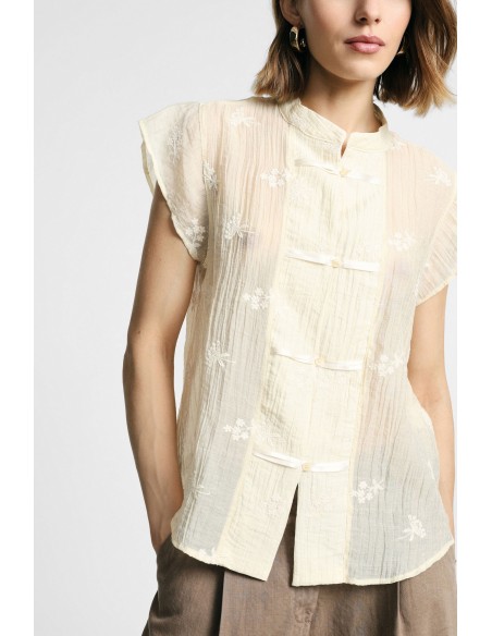Camisa sem mangas com flores bordadas e fecho frontal por favor