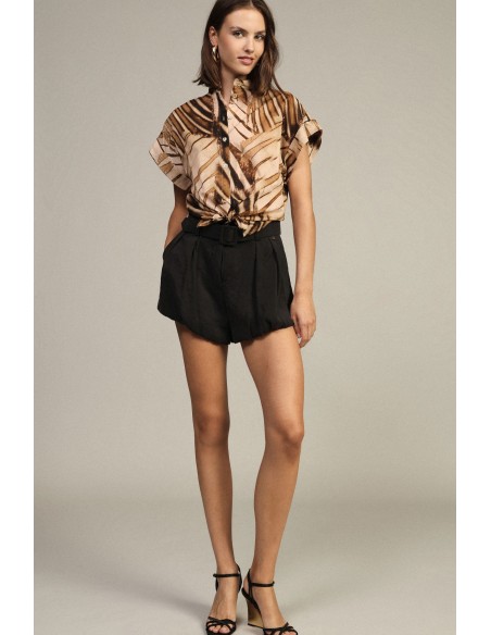 Shorts Hot Pants com Pregas e Cinto Coordenado Dixie