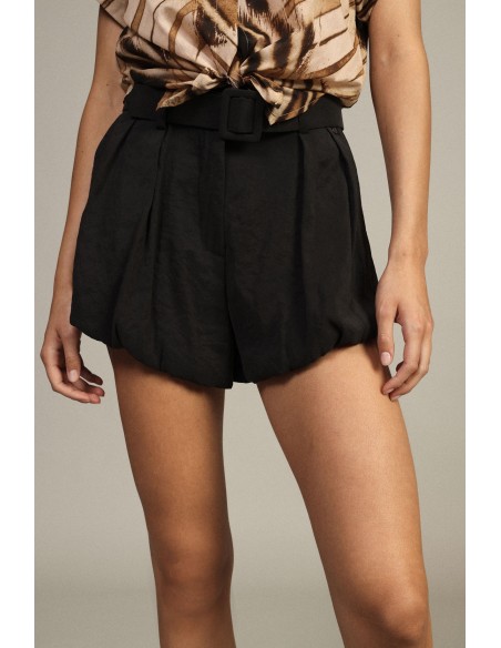 Shorts Hot Pants com Pregas e Cinto Coordenado Dixie
