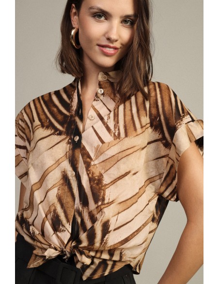 Camisa Crop com Nó Frontal e Mangas Curtas Dixie