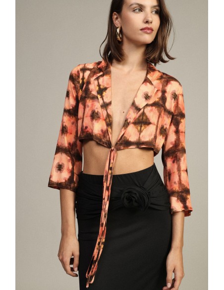 Camisa cropped estampada com nó frontal Dixie