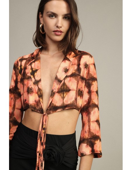 Camisa cropped estampada com nó frontal Dixie