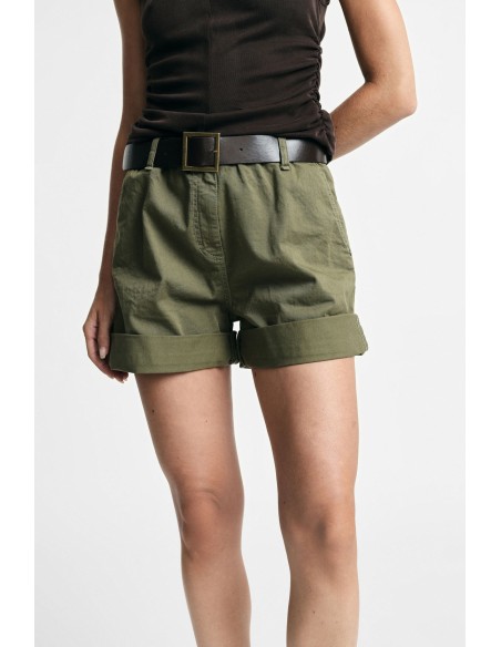 Shorts de corte regular com cinto e barra virada Please