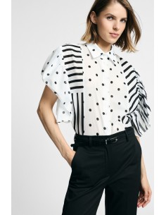 Camisa curta com estampado de riscas e bolinhas e mangas com folhos Por favor
