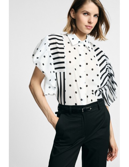 Camisa curta com estampado de riscas e bolinhas e mangas com folhos Por favor