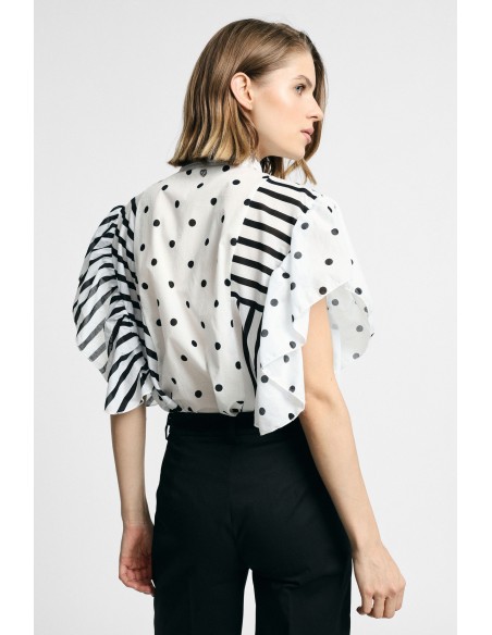 Camisa curta com padrão de riscas e bolinhas e mangas com folhos Please