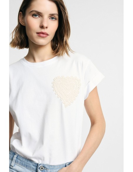 T-shirt de manga curta com bordado de coração na frente Please