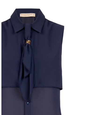 Blusa cinturada em georgette com pequeno laço e detalhe de joia Rinascimento