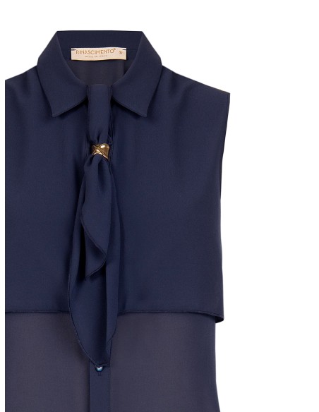 Blusa cinturada em georgette com pequeno laço e detalhe de joia Rinascimento