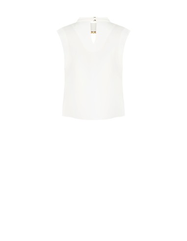 Blusa sem mangas com gola alta e detalhe em joia Rinascimento