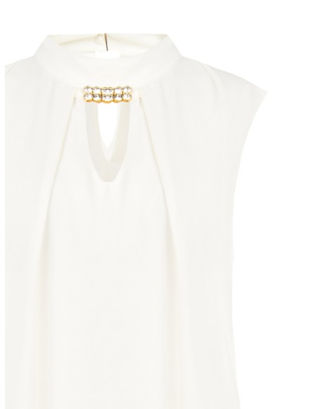 Blusa sem mangas com gola alta e detalhe em joia Rinascimento