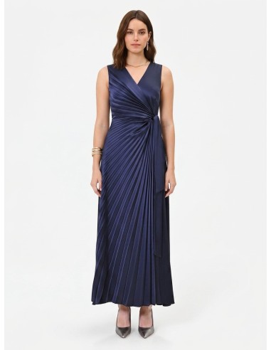 Vestido Longo Em Cetim Plissado Com Decote Em V Cruzado Amarrado Na Cintura Rinascimento