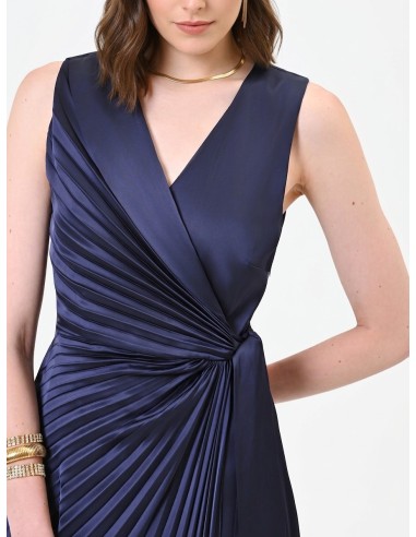 Vestido longo em cetim plissado com decote em V cruzado amarrado na cintura Rinascimento