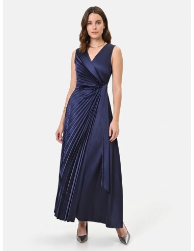 Vestido longo em cetim plissado, com decote em V cruzado e atado na cintura Rinascimento