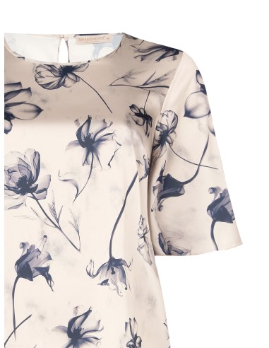 Blusa Curvy em cetim com grandes flores em tons esbatidos e mangas tipo capa Rinascimento Curvy