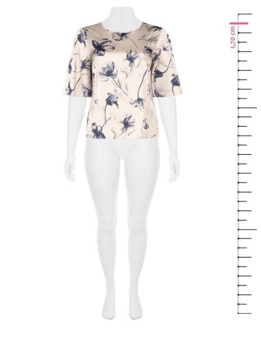 Blusa Curvy em cetim com grandes flores em degradé e mangas tipo capa Rinascimento Curvy