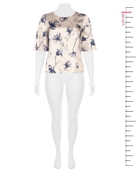 Blusa Curvy em cetim com grandes flores em degradé e mangas tipo capa Rinascimento Curvy
