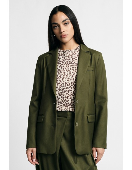 Blazer com lapela clássica e bolsos com aba, por favor
