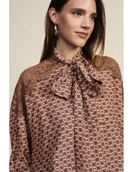 Camisa estampada com aplicações bordadas e nó ao pescoço Dixie