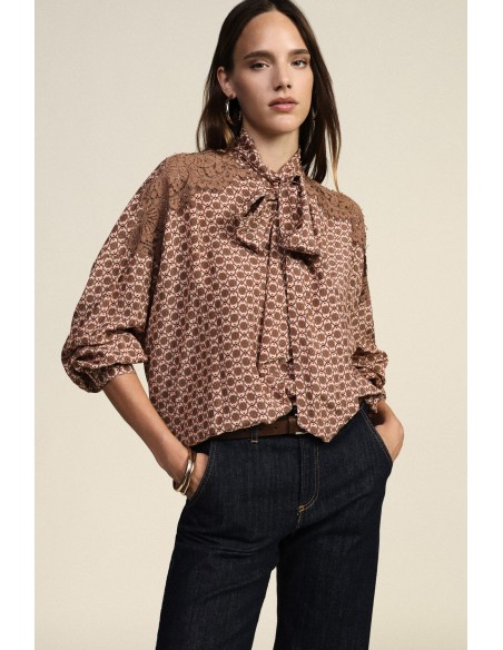 Camisa estampada com painéis bordados e nó na gola Dixie