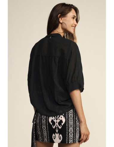 Camisa cropped com nó frontal e mangas viradas Dixie