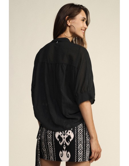 Camisa cropped com nó frontal e mangas viradas Dixie