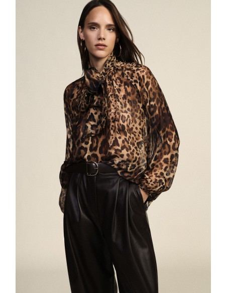 Blusa ampla com estampa animalier e laço Dixie
