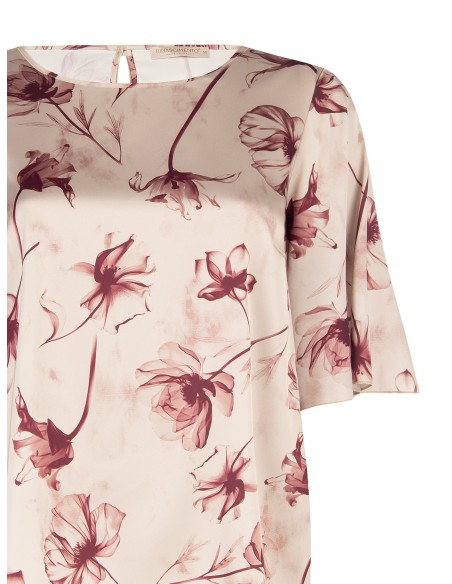 Blusa Curvy em cetim com grandes flores em degradé e mangas tipo capa Rinascimento Curvy