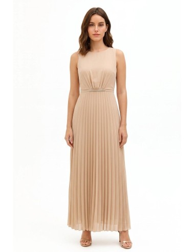 Vestido Comprido em Georgette Plissado com Cinto Fino com Joia Rinascimento