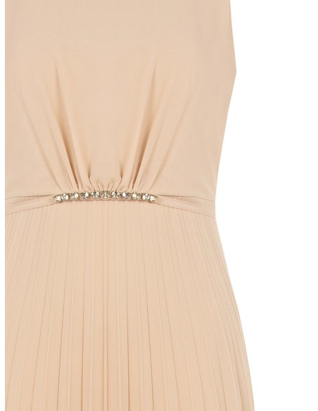Vestido comprido em georgette plissado com cinto fino com joias Rinascimento