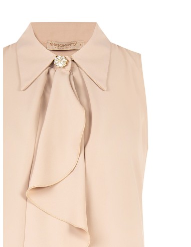 Camisa trapezoidal em georgette com maxi folho e botão joia Rinascimento