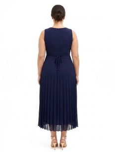 Vestido comprido Curvy em georgette plissada com cristais na cintura e decote cruzado Rinascimento Curvy 2