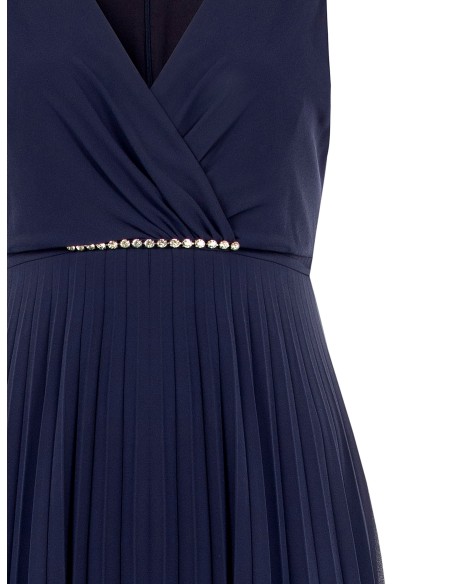 Vestido comprido Curvy em georgette plissado com cristais na cintura e decote cruzado Rinascimento Curvy