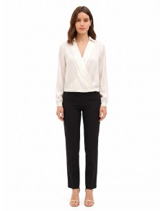 Blusa fluida em cetim com decote em V e gola Rinascimento